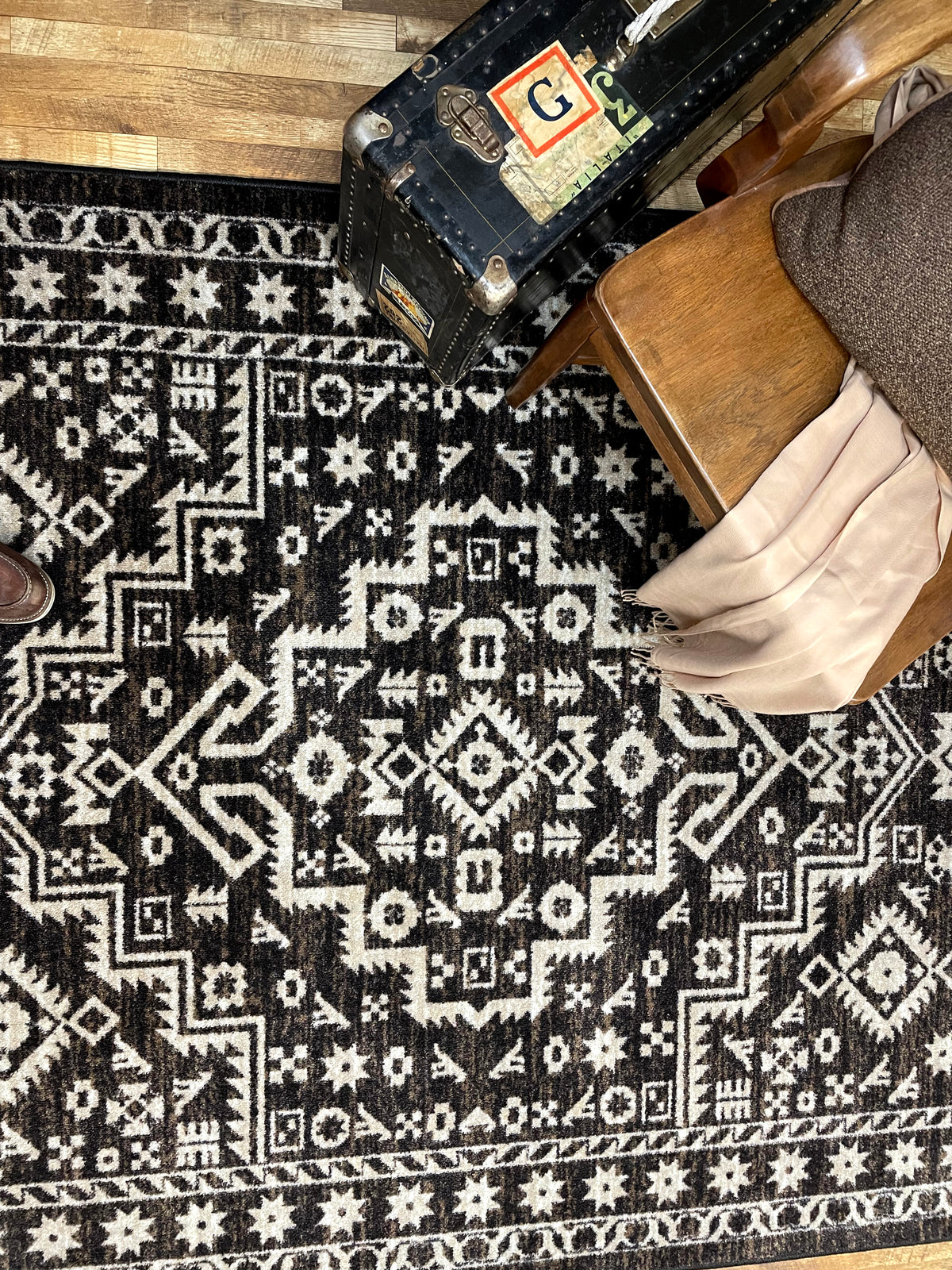 Image of an area rug, Cordova - Chocolate