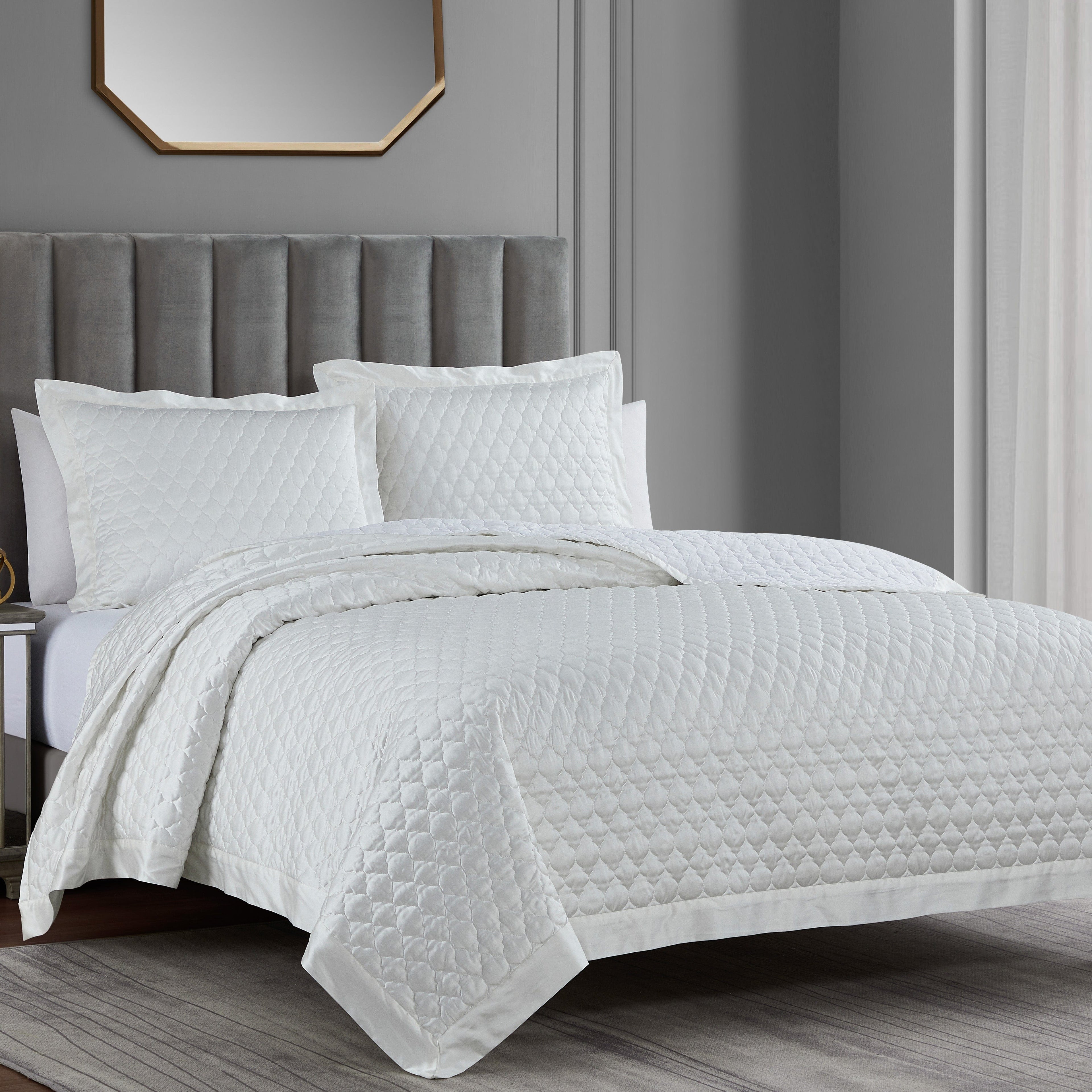 High Shine Satin Quatrefoil Quilt Set - White Quilt Set